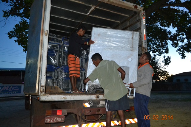 Prefeito Zé Resende consegue duas carradas de equipamentos escolares