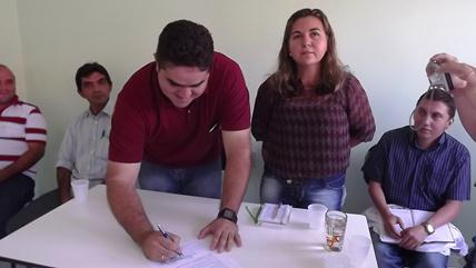 Prefeito Adriano Ramos dá posse a nova secretária de saúde de São João do Arraial