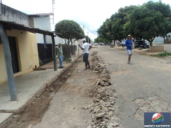 Secretaria de Obras trabalha na ampliação e reforma de diversas sarjetas no centro da cidade - Imagem 4