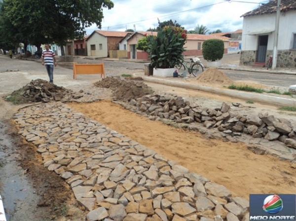 Secretaria de Obras trabalha na ampliação e reforma de diversas sarjetas no centro da cidade - Imagem 6