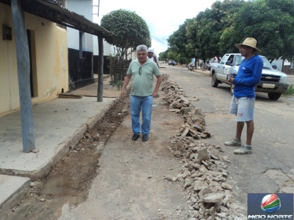 Secretaria de Obras trabalha na ampliação e reforma de diversas sarjetas no centro da cidade - Imagem 5