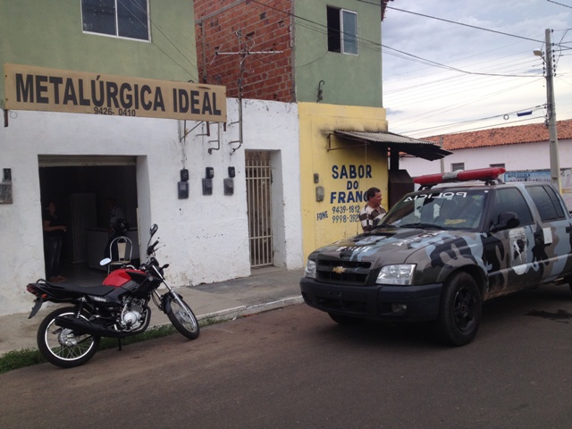 Comerciante é assaltado em casa bandidos levaram o carro e o cofre