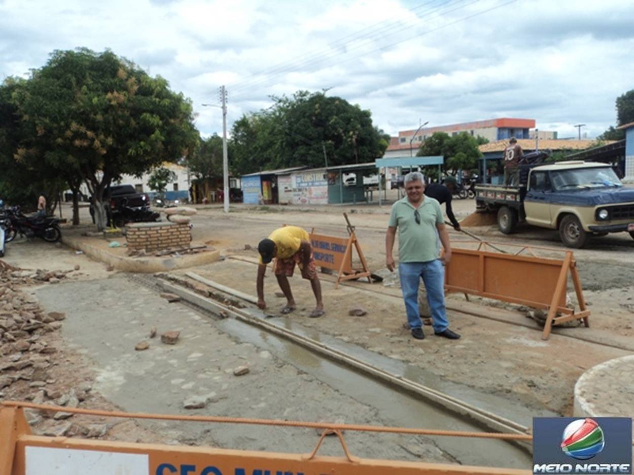 Secretaria de Obras trabalha na ampliação e reforma de diversas sarjetas no centro da cidade