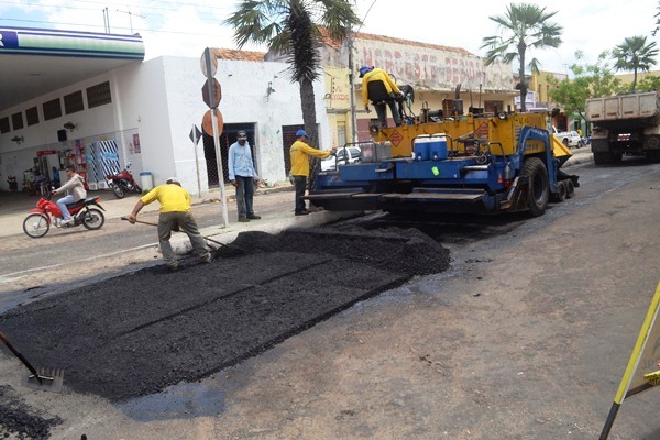 Concluído o asfalto da Avenida de Flores e agora é iniciado na Demerval Lobão