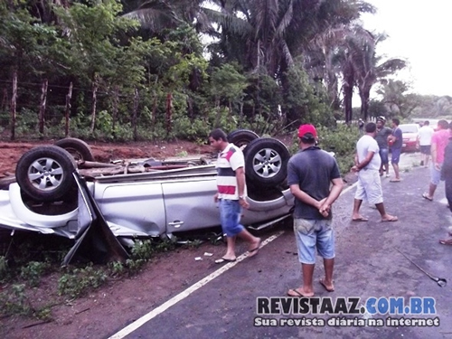 Carro do prefeito de Esperantina fica completamente destruído após grave acidente
