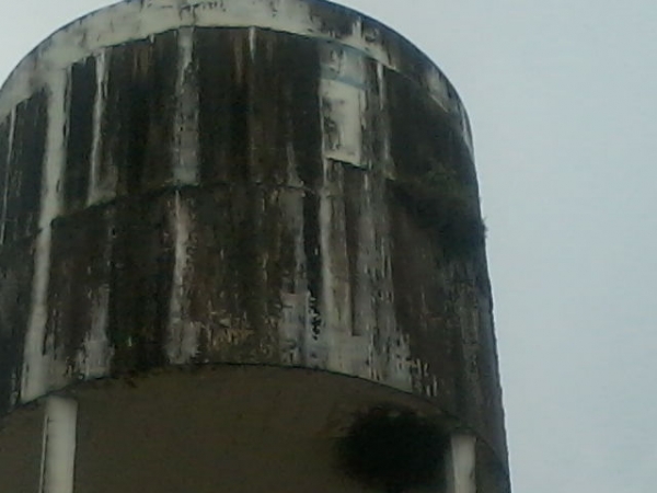 Moradores da Rua Floriano Peixoto se preocupam com estado de conservação da caixa dágua da Agespisa  - Imagem 7