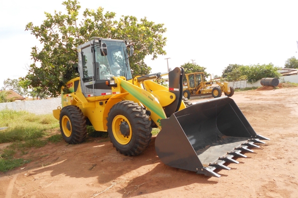 A Prefeita de Currais Claudia Lobo Recebe Mais uma Maquina  pá carregadeira para currais - Imagem 3