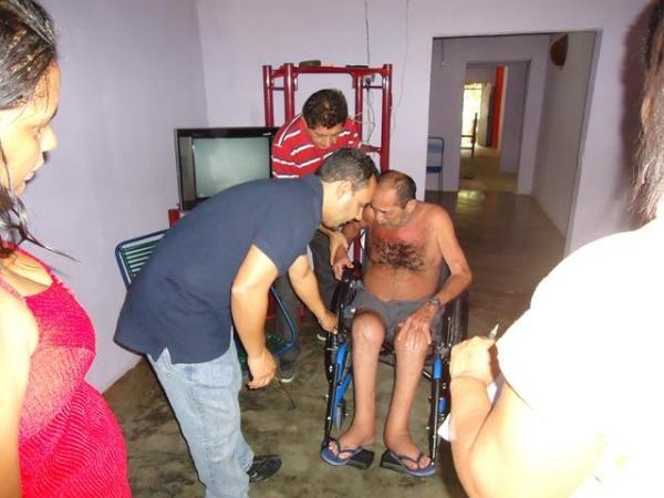 Prefeito Dr.Zé Maria faz entrega de Cadeiras de Rodas  - Imagem 3