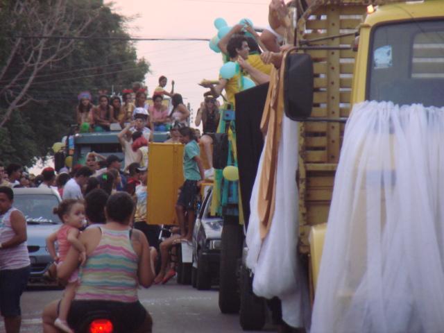 Carnaval de Altos começa com milhares de pessoas no corso 2014