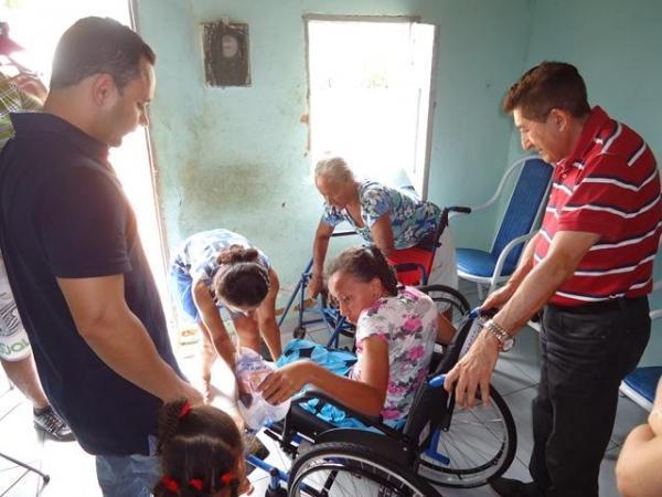Prefeito Dr.Zé Maria faz entrega de Cadeiras de Rodas  - Imagem 22