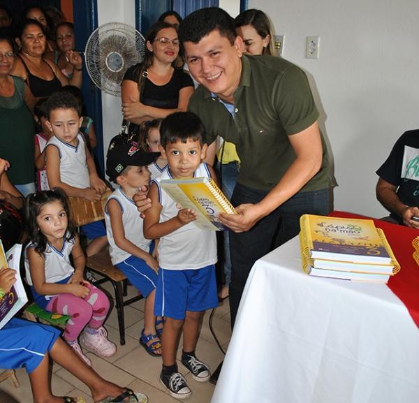 Rubens Vieira entrega livros didáticos para alunos da Educação Infantil - Imagem 5