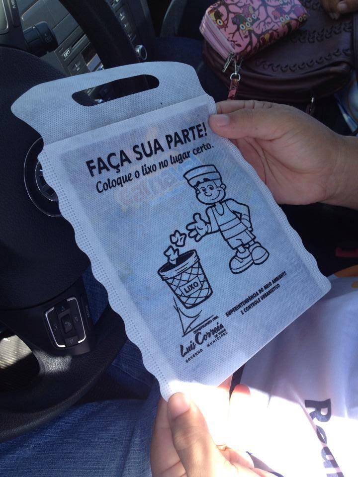 Superintendência de Meio Ambiente distribui sacolas de lixo para carro em campanha de educação ambiental