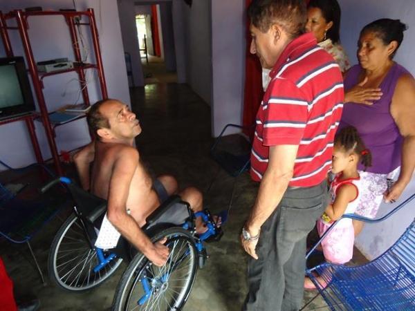 Prefeito Dr.Zé Maria faz entrega de Cadeiras de Rodas  - Imagem 1