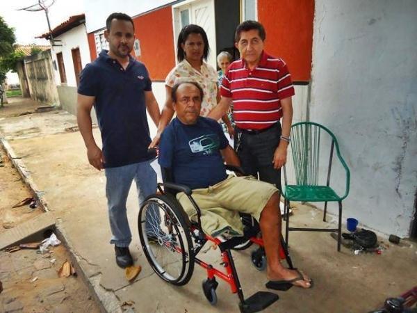 Prefeito Dr.Zé Maria faz entrega de Cadeiras de Rodas  - Imagem 31