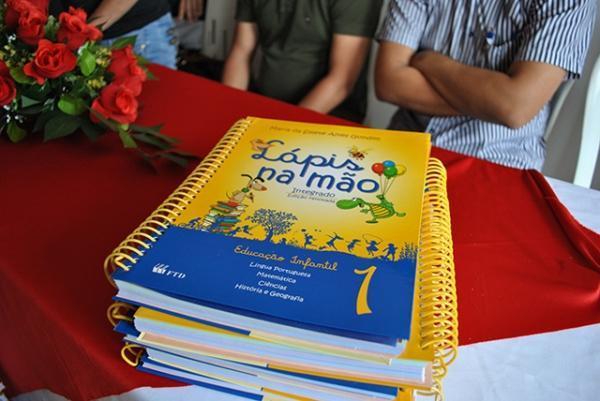 Rubens Vieira entrega livros didáticos para alunos da Educação Infantil - Imagem 3