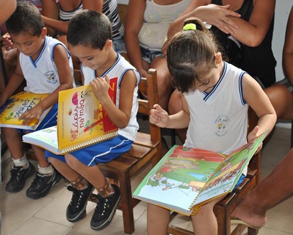 Rubens Vieira entrega livros didáticos para alunos da Educação Infantil - Imagem 2