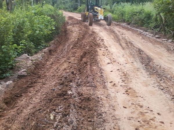 Secretaria de Obra recupera trecho danificado pelas as chuvas no povoado Ferreira município de São Pedro do Piauí  - Imagem 1
