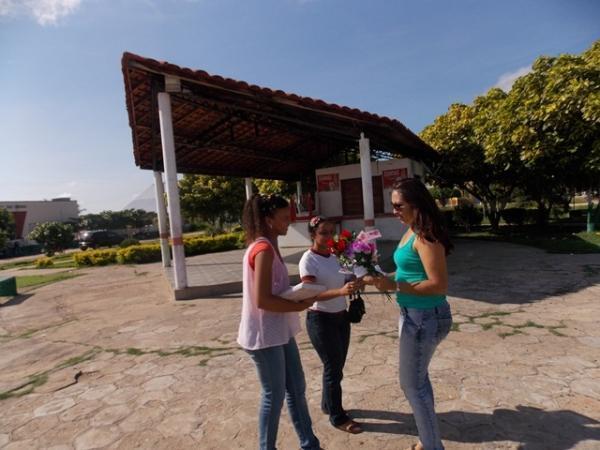 Secretária percorre ruas da cidade e distribui rosas alusivas ao dia da mulher - Imagem 7