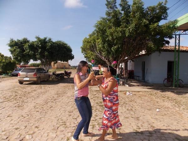 Secretária percorre ruas da cidade e distribui rosas alusivas ao dia da mulher - Imagem 8