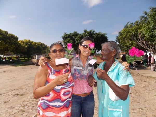 Secretária percorre ruas da cidade e distribui rosas alusivas ao dia da mulher - Imagem 9