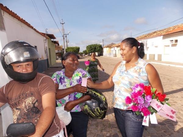 Secretária percorre ruas da cidade e distribui rosas alusivas ao dia da mulher - Imagem 2