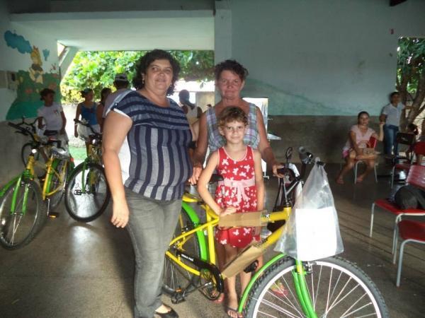 Estudantes de São Félix recebem bicicletas do “Pedala Piauí” das mãos do Prefeito Reginaldo - Imagem 1
