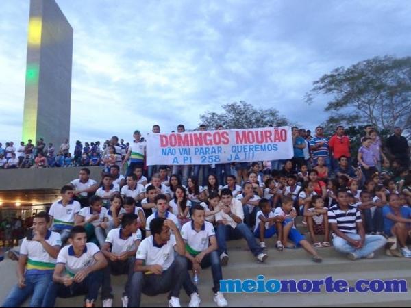 Alunos de Domingos Mourão fazem protesto durante evento no monumento aos heróis do Jenipapo. - Imagem 6