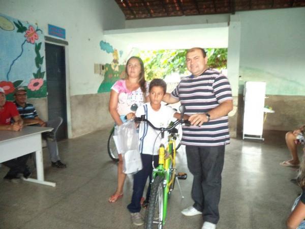 Estudantes de São Félix recebem bicicletas do “Pedala Piauí” das mãos do Prefeito Reginaldo - Imagem 3