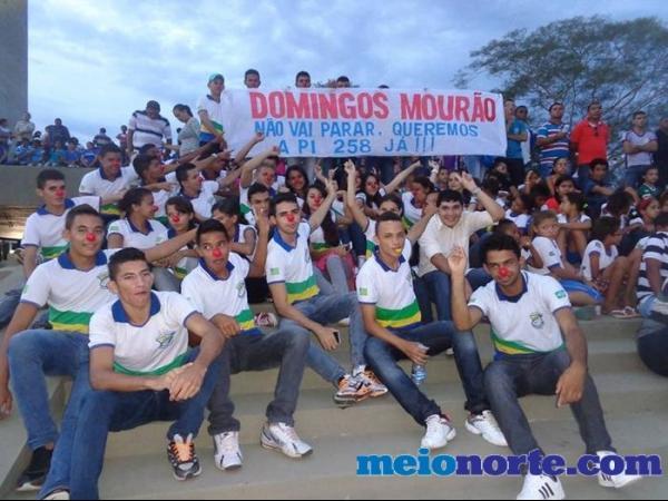 Alunos de Domingos Mourão fazem protesto durante evento no monumento aos heróis do Jenipapo. - Imagem 3