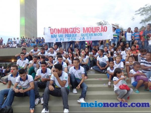 Alunos de Domingos Mourão fazem protesto durante evento no monumento aos heróis do Jenipapo. - Imagem 4