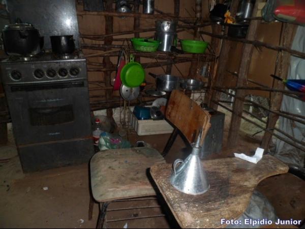 Colônia do Piauí: Casal vive em condições precárias morando em casa de papelão - Imagem 5