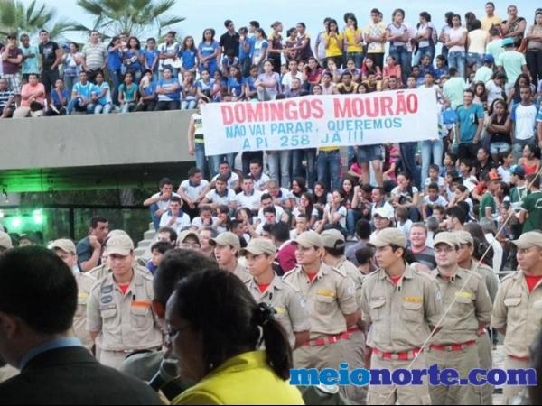 Alunos de Domingos Mourão fazem protesto durante evento no monumento aos heróis do Jenipapo. - Imagem 8