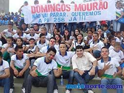 Alunos de Domingos Mourão fazem protesto durante evento no monumento aos heróis do Jenipapo.