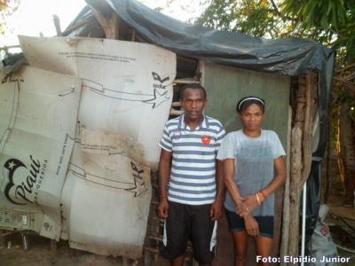 Colônia do Piauí: Casal vive em condições precárias morando em casa de papelão