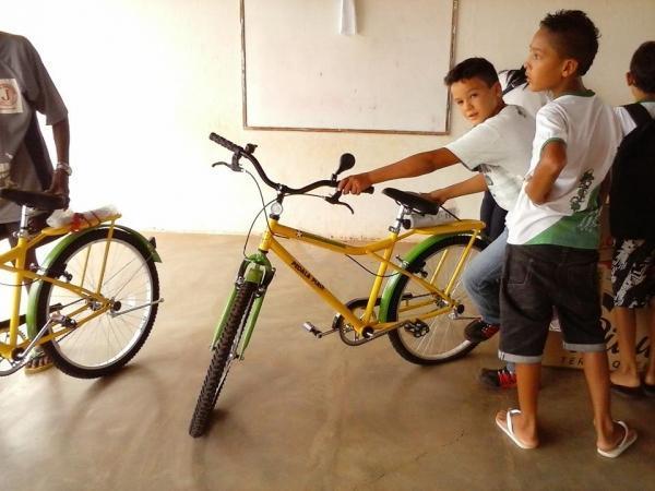 Secretaria de Educação entrega bicicletas aos alunos de localidades - Imagem 12