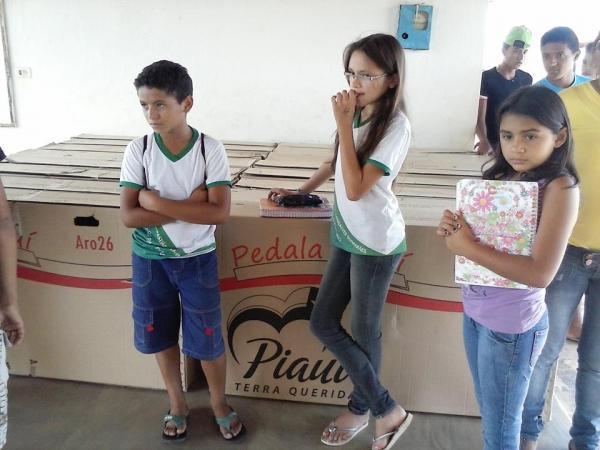 Secretaria de Educação entrega bicicletas aos alunos de localidades - Imagem 14