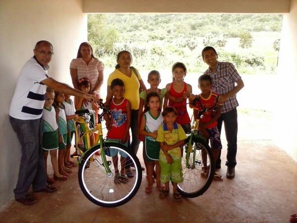 Secretaria de Educação entrega bicicletas aos alunos de localidades - Imagem 9