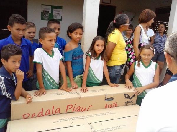 Secretaria de Educação entrega bicicletas aos alunos de localidades - Imagem 5