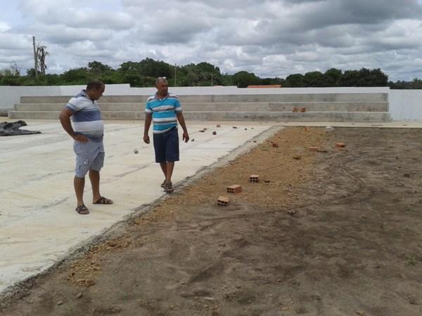 Prefeito e Secretario visitam obra da Quadra de Esporte no Baixão do Côco 