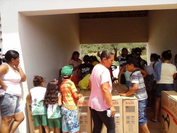 Secretaria de Educação entrega bicicletas aos alunos de localidades - Imagem 17