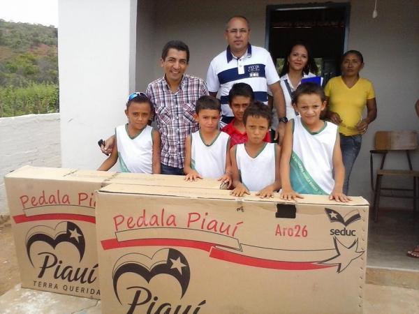 Secretaria de Educação entrega bicicletas aos alunos de localidades - Imagem 16