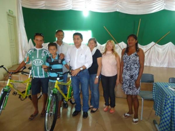 Prefeito Dr.Zé Maria faz entrega de Bicicletas aos Alunos do Interior - Imagem 37