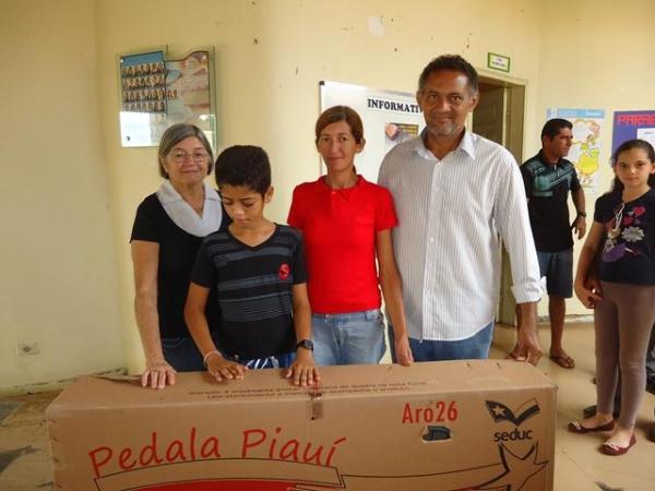 Prefeito Dr.Zé Maria faz entrega de Bicicletas aos Alunos do Interior - Imagem 23