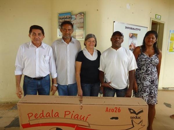 Prefeito Dr.Zé Maria faz entrega de Bicicletas aos Alunos do Interior - Imagem 3