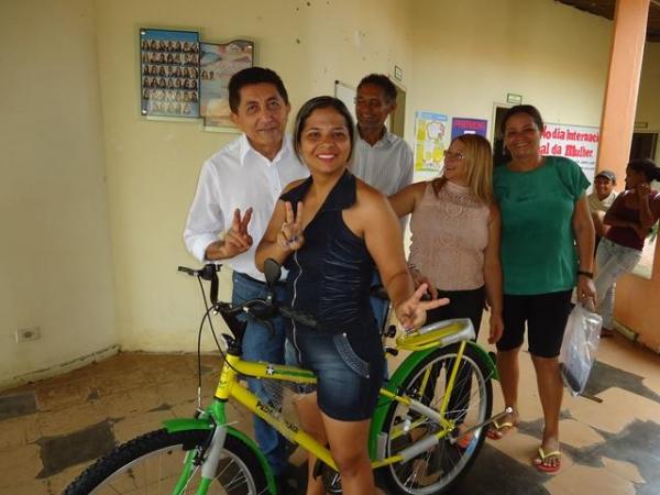 Prefeito Dr.Zé Maria faz entrega de Bicicletas aos Alunos do Interior - Imagem 16