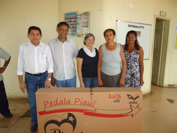 Prefeito Dr.Zé Maria faz entrega de Bicicletas aos Alunos do Interior - Imagem 1
