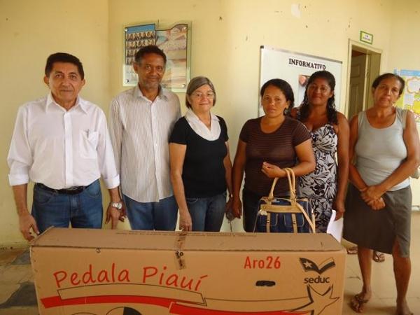 Prefeito Dr.Zé Maria faz entrega de Bicicletas aos Alunos do Interior - Imagem 2