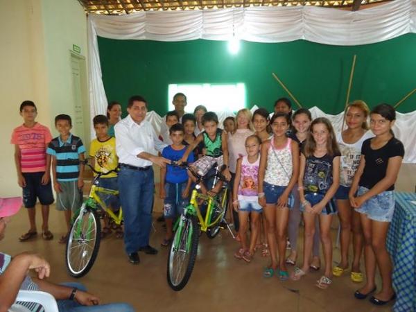 Prefeito Dr.Zé Maria faz entrega de Bicicletas aos Alunos do Interior - Imagem 32