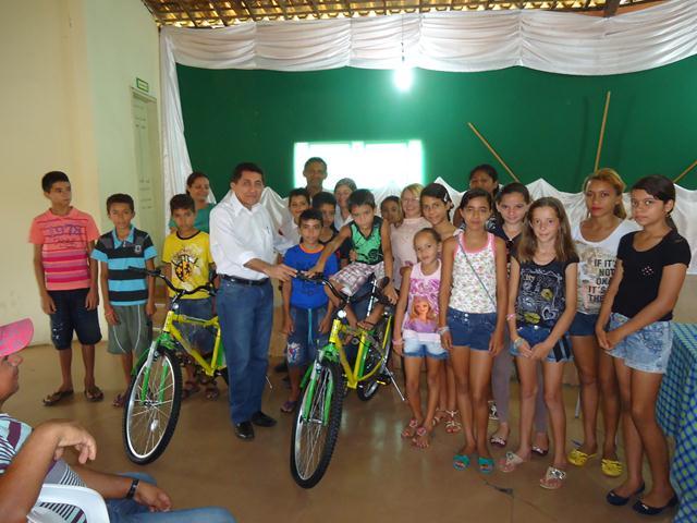 Prefeito Dr.Zé Maria faz entrega de Bicicletas aos Alunos do Interior