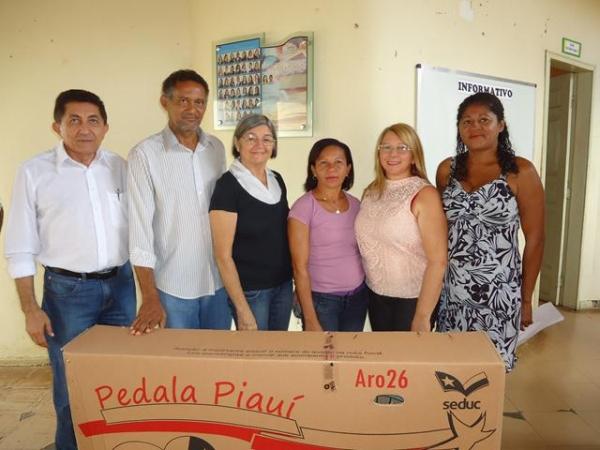Prefeito Dr.Zé Maria faz entrega de Bicicletas aos Alunos do Interior - Imagem 9